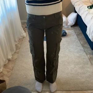 Byxor  - Säljer mina byxor från Gina, knappt använt 💗Säljer pgv jag inte använder 🤩Små i storleken 