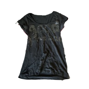 Svart T-shirt med tryck - Svart T-shirt med text ”Good gone bad” från Gina tricot i bra skick🖤