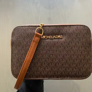 michael kors väska  Enormt bra skick  Aldrig använd  Precis som ny Ej äkta 