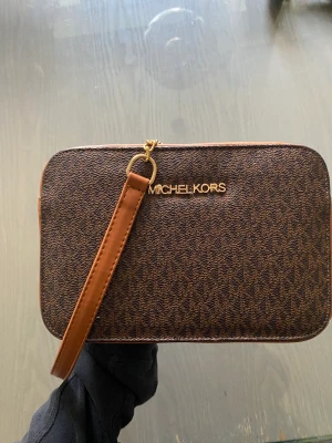 michael kors väska  - michael kors väska  Enormt bra skick  Aldrig använd  Precis som ny Ej äkta 