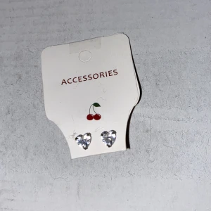 Örhängen  - Silvriga hjärtörhängen i äkta silver 