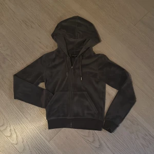 Juicy couture  - jag säljer min juicy couture kofta i färgen mörk grå för det inte kommer till användning,ganska bra skick inget är skadat eller förändrat.