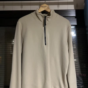 Stone Island quarter zip - Säljer nu min Stone island tröja. Använd ett fåtal gånger och är som ny. Nypris 2800 kr. 
