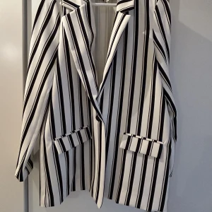 Svart/vit kavaj - Svart/vitrandiga kavaj säljes. Snygg till nyårsstassen och i storlek 34. 