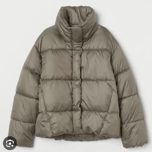 Pufferjacka - Säljer denna supersnygga och eftertraktade pufferjacka från hm💕💕beige/grön färg, perfekt till vintern! Lite större i storleken, passar mig som vanligtvis har xs-m