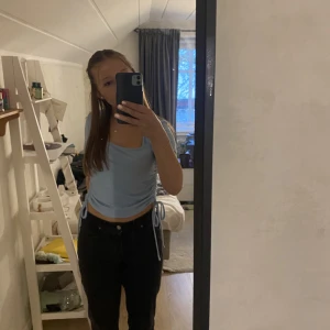 Blå T-shirt  - En super fin T-shirt från märket only i storlek M. T-shirten har snören i sidorna så man kan dra åt för att göra tröjan kortare. Det finns en liten fläck på framsidan av tröjan som jag tyvärr inte lyckats få bort men den syns inte tydligt💗