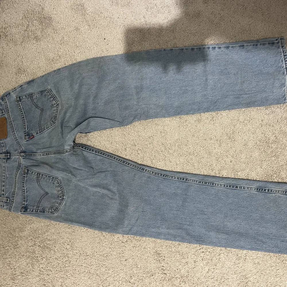 Jätte snygga secondhand köpta Levis 505 jeans, låg/medel höga i midjan, aldrig använda pga för små, har några mindre fläckar framsidan från första början, W34 L32, köpta för 550kr. Jeans & Byxor.