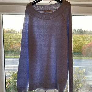 Ljus blå tröja - Den passar även storlek s känns väldig oversized 
