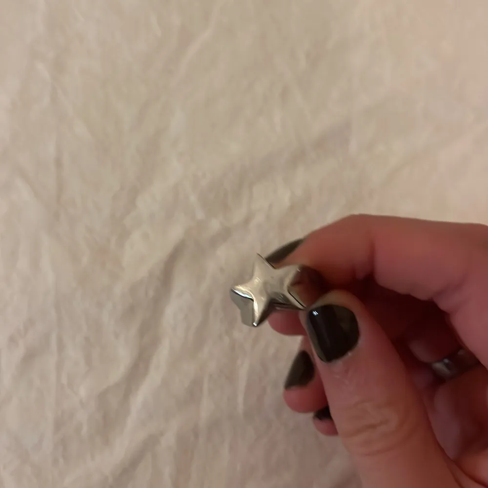 Hej säljer denna jätte gulliga ring som är en stjärna och den är i stål som inte rostar💕. Accessoarer.