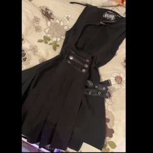 Killstar klänning med stor uringning och mcr design! - Mcr klänning från killstar, med stor urinning där man ska ha något täckande under! Mcr/ black parade tema Finns ej längre att köpa, men har själv aldrig ens använt denna fina klänning. För stor, i storlek M. Helt ny, otroligt bra skick 🖤 Köptes för 800 kr