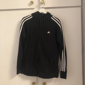 Adidas tröja  - Säljer denna då jag aldrig använder den, jag säljer ett set - byxorna finns på min profil. Inga skador eller liknande.