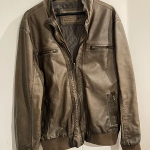 Skinnjacka  - Skinnjacka i fint skick. Strl. XL herr.