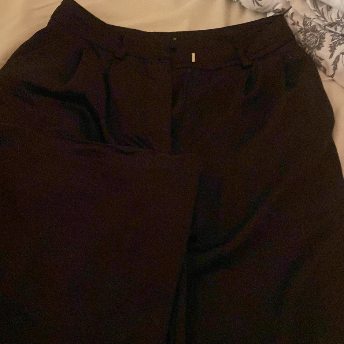 Glansiga kostymbyxor