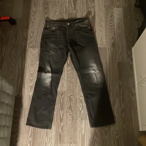 Jeans Weekday space  - Säljer ett par wekday space storlek 32/32 i mycket fint skick. Köpte för 750 kr i danmark säljer nu för 300 kr 