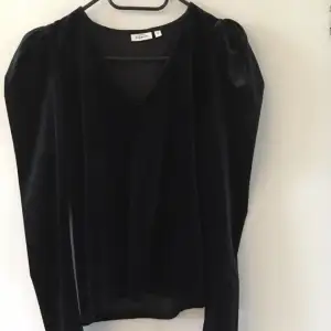 Snygg tröja i svart mjuk sammet med puffärmar 
