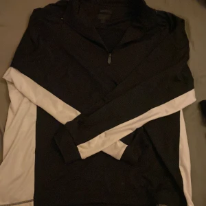 Tröja me kedja - Jätte fin oversized tröja, med zip up använd ett par gånger.