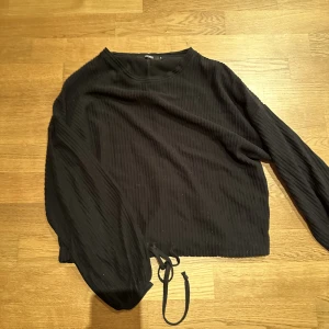 Ribbad tröja med knyte runt midjan - Fin ribbad tröja med knyte runt midjan så att det går att dra åt