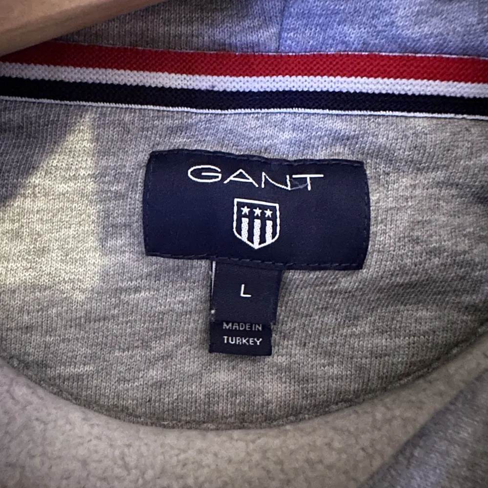 En jättefin Gant hoodie för herr i storlek L. Passar även storlek M. Den är självklart äkta men jag har slängt kvittot för länge sedan . Hoodies.