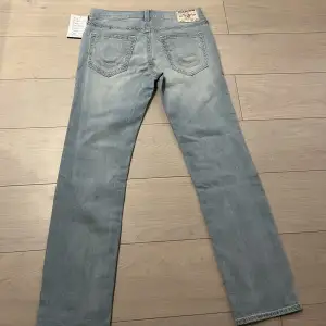 Ett par helt nya ljusblåa True Religions jeans med riktigt skön wash. Det är ett par rare unreleased samples. Skön passform. Dm vid intresse och frågor. 