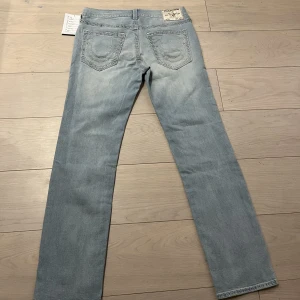 Feta rare True Religion, nya - Ett par helt nya ljusblåa True Religions jeans med riktigt skön wash. Det är ett par rare unreleased samples. Skön passform. Dm vid intresse och frågor. 