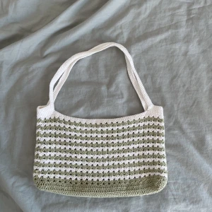 Virkad väska - Virkad väska jag virkat själv med grön och vitt garn💚  I mellanstorlek