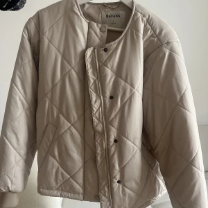 jacka - beige jacka, köpt secondhand men i mycket bra skick förutom en liten fläck på baksidan av ena axeln