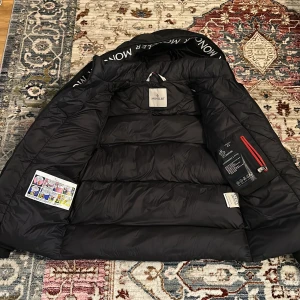 Moncler  - Knappt använd, storlek L men mer som M  Billigare vid smidig affär