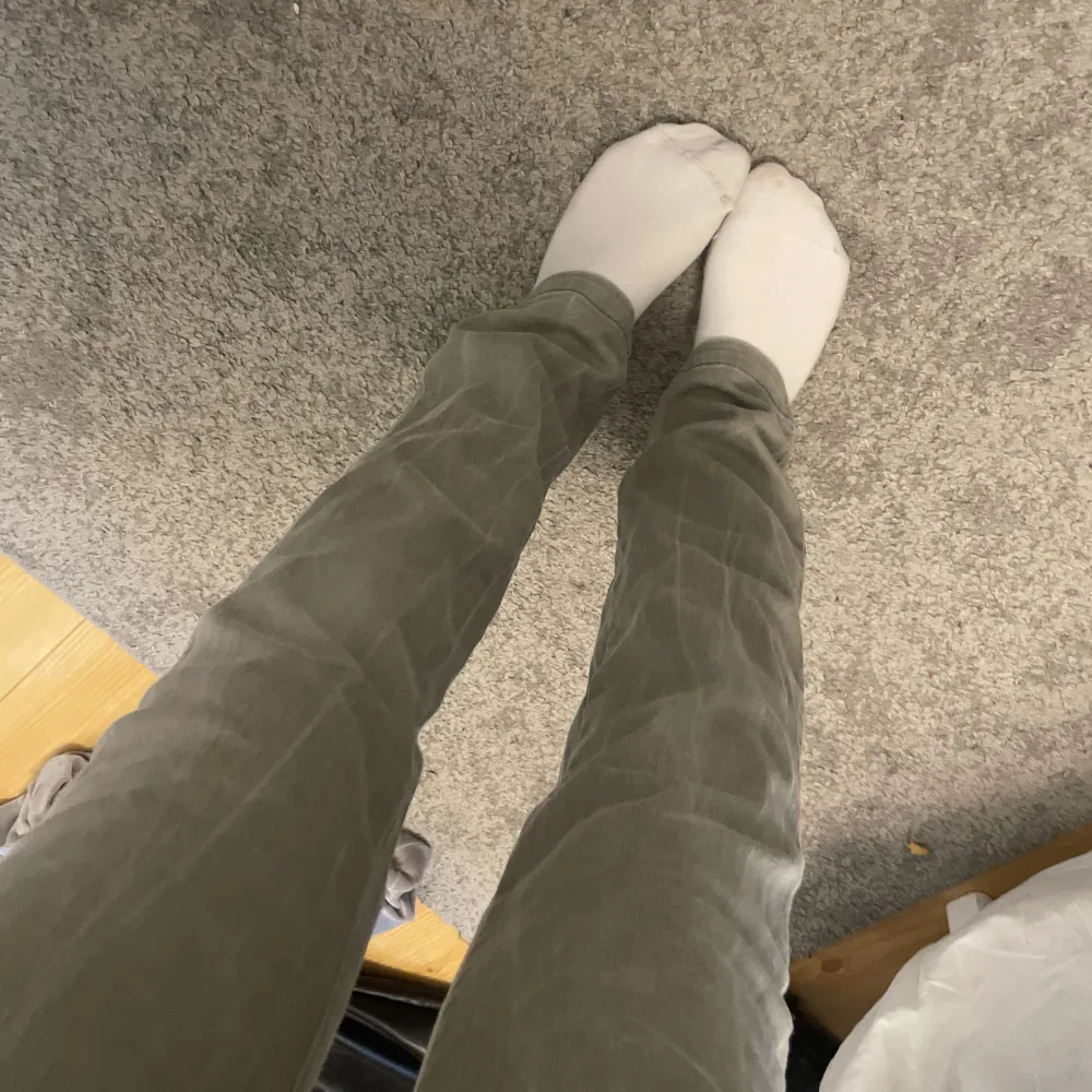 Grön gråa Lågmidjade jeans med bra längd i benen (är 1,65). Jeans & Byxor.
