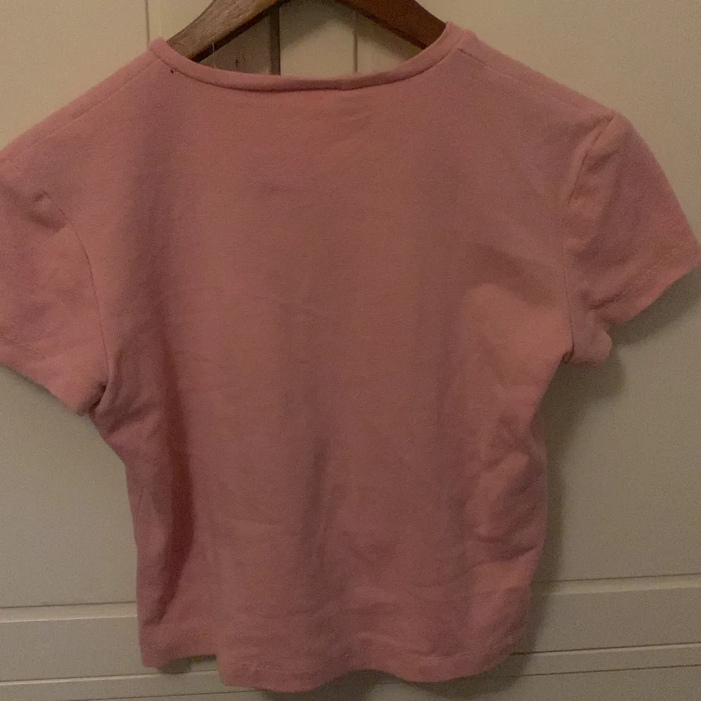 En egensydd rosa magtröja. Bra kvalitet men några trådar som är enkla att klippa av hänger💗. T-shirts.