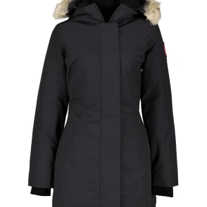 Canada goose victoria parka - Svart Victoria Parka. Storlek S köpt 2021, men användes endast 1 vinter. Fint skick, rök och djurfritt hem. 