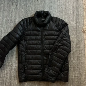 Höst jacka  - Tja säljer en fet jacka från märket size 8 needle, den är perfekt nu inför hösten när det är lite kyligt. Skick 8,5 finns ett hål som är lagat så inget som märks alls. Säljer för 179, priset kan vi prata om vi snabb affär. MVH Simon 