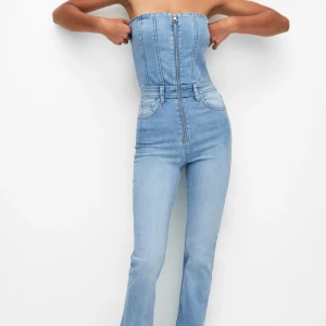 Jeans jumpsuit  - Jumpsuit i jeans från pull & bear. Använd 1 gång så superfint skick🩵strl 38 men passar mig som vanligtvis har 36  