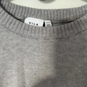 grå stickad tröja  - Säljer denna stickade tröjan från vila i väldigt bra skick då den inte är använd mycket! hör av er om ni har frågor💕