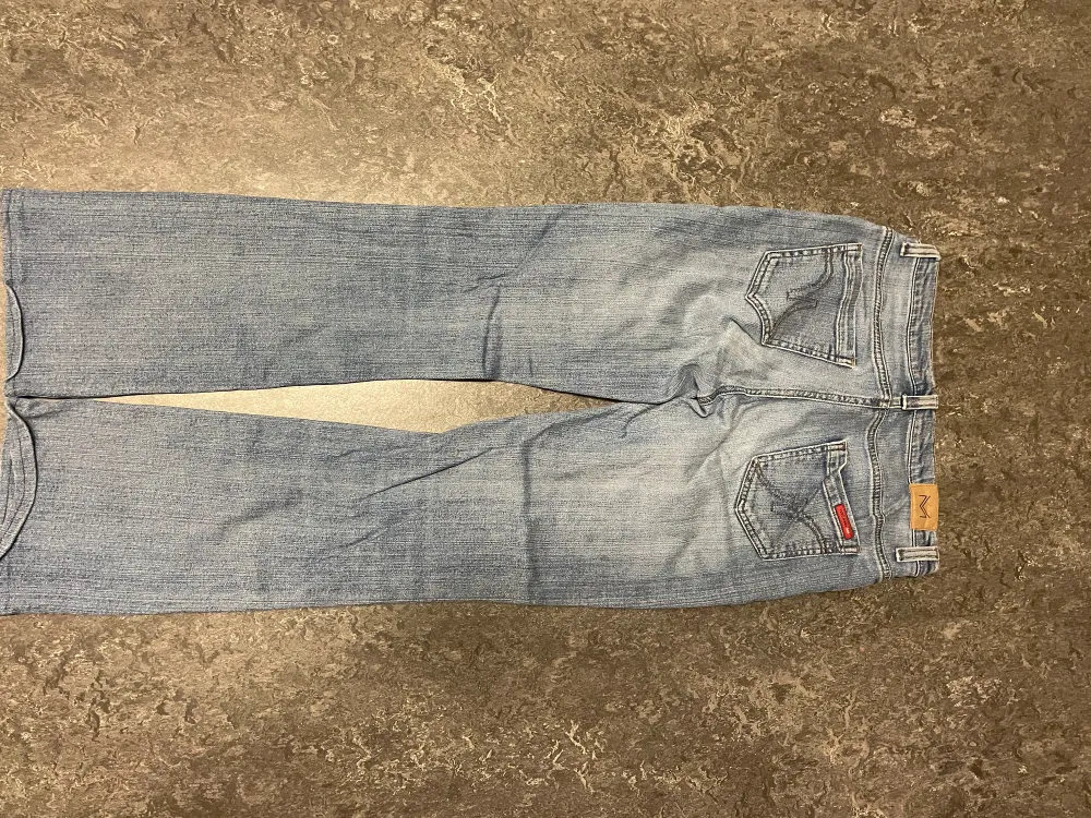 Dessa jeans skriker early 00s, de är låg midja från vero moda 🥰🥰 finns ingen storleks tag men de passar nog S/36 . Jeans & Byxor.
