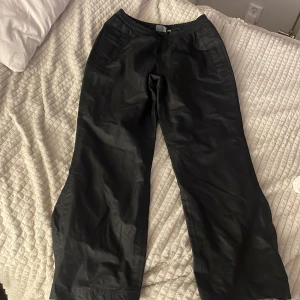 Regnbyxor - Stretchiga i midjan, säljer för de används inte  
