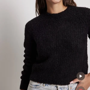 Stickad tröja  - Stickad tröja från NAKD, nyskick storlek XS. Jätte skön och fin färg. 200kr✨pris kan diskuteras vid snabb affär.