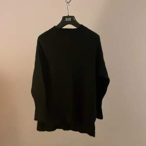 Varm fin snygg svart tröja i Ull & mohair-blandning. Perfekt på vintern! Lite längre bak än fram. 