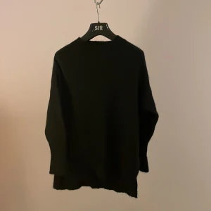 Ull mohair snygg svart tröja  - Varm fin snygg svart tröja i Ull & mohair-blandning. Perfekt på vintern! Lite längre bak än fram. 