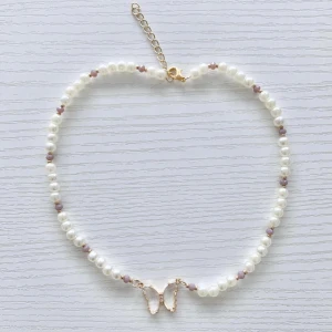 Fjärils Halsband (🫶🏼 Nytt halsband görs vid varje köp!) -  Handgjord av oss Nickelfri halsband ✅  Kristall pärlorna finns i andra färger Finns tillgänglig att köpa på vår hemsida eller DM ❤️