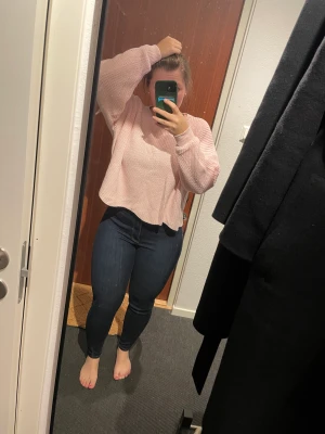 Stickad tröja - Stickad rosa tröja från only. Volanger nertill och balongärmar. 