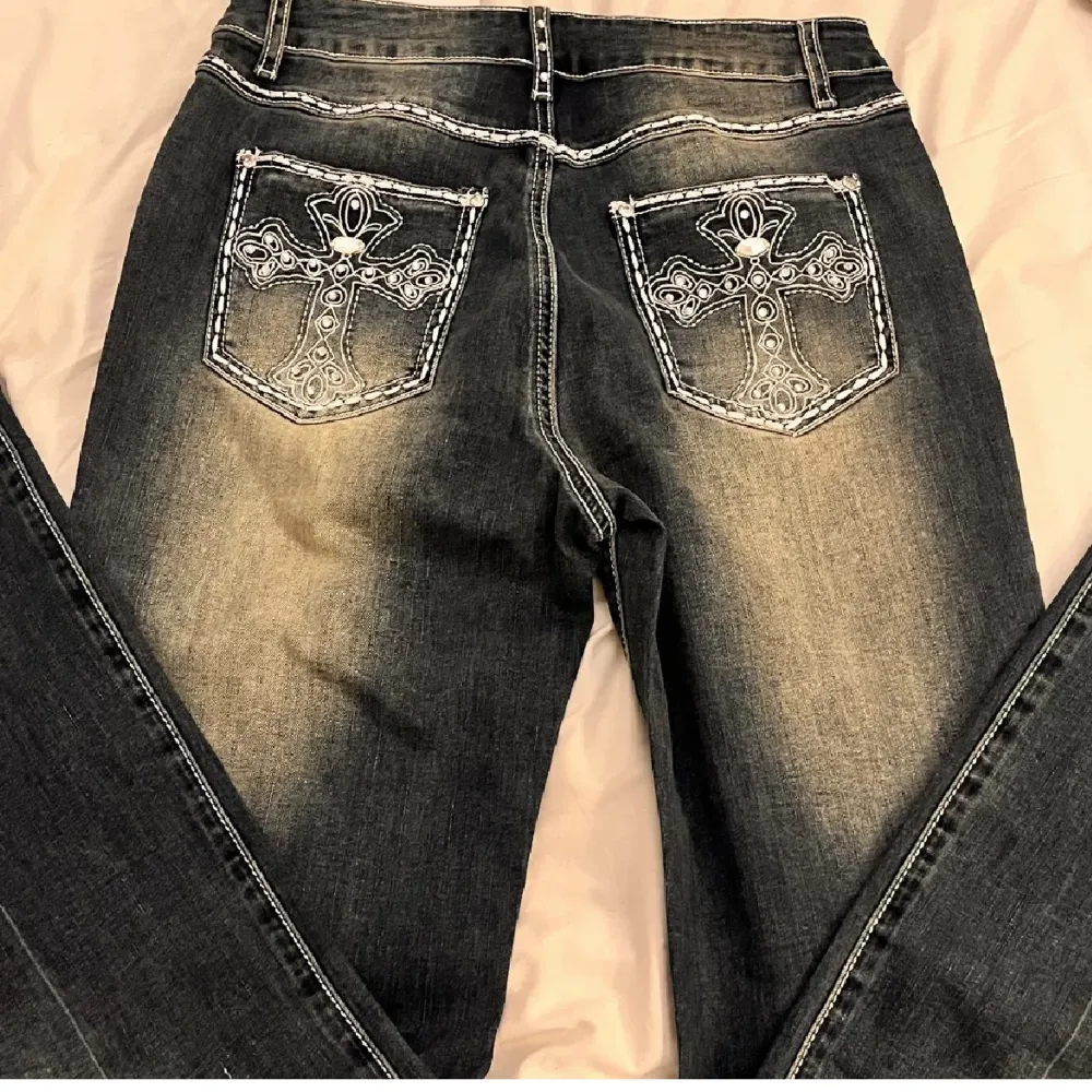 Jättesnygga jeans från Emmiol. Aldrig använda och helt nya med lappen kvar.. Jeans & Byxor.