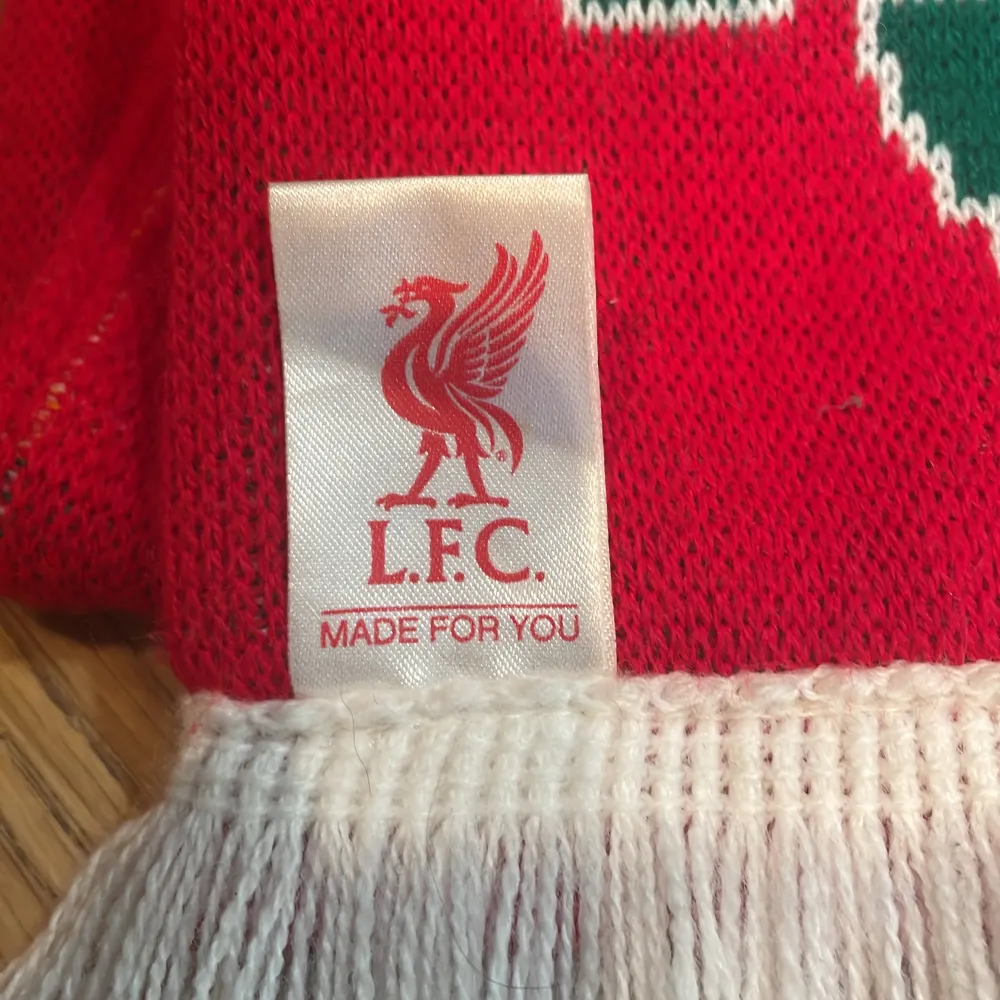 Liverpool halsduk i nyskick, aldrig använd utan bara hängt som souvenir.. Accessoarer.