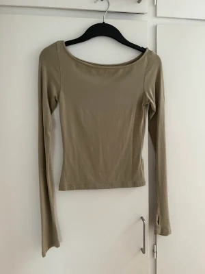 Adsgn topp  - Säljer min beige adsgn boat neck top i storlek S. Fint skick använd cirka 1 gång. Skriv vid frågor eller fler bilder 