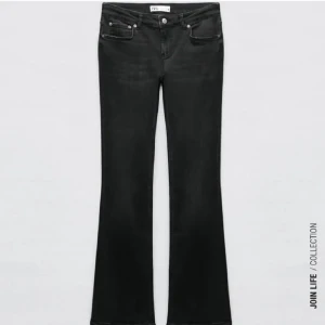 Low waist bootcut Zara jeans - Så jag säljer ett part Zara jeans i storlek 36, dom är däremot avklippta där nere, så skulle säga att dom passar bra på nån som är 163-165