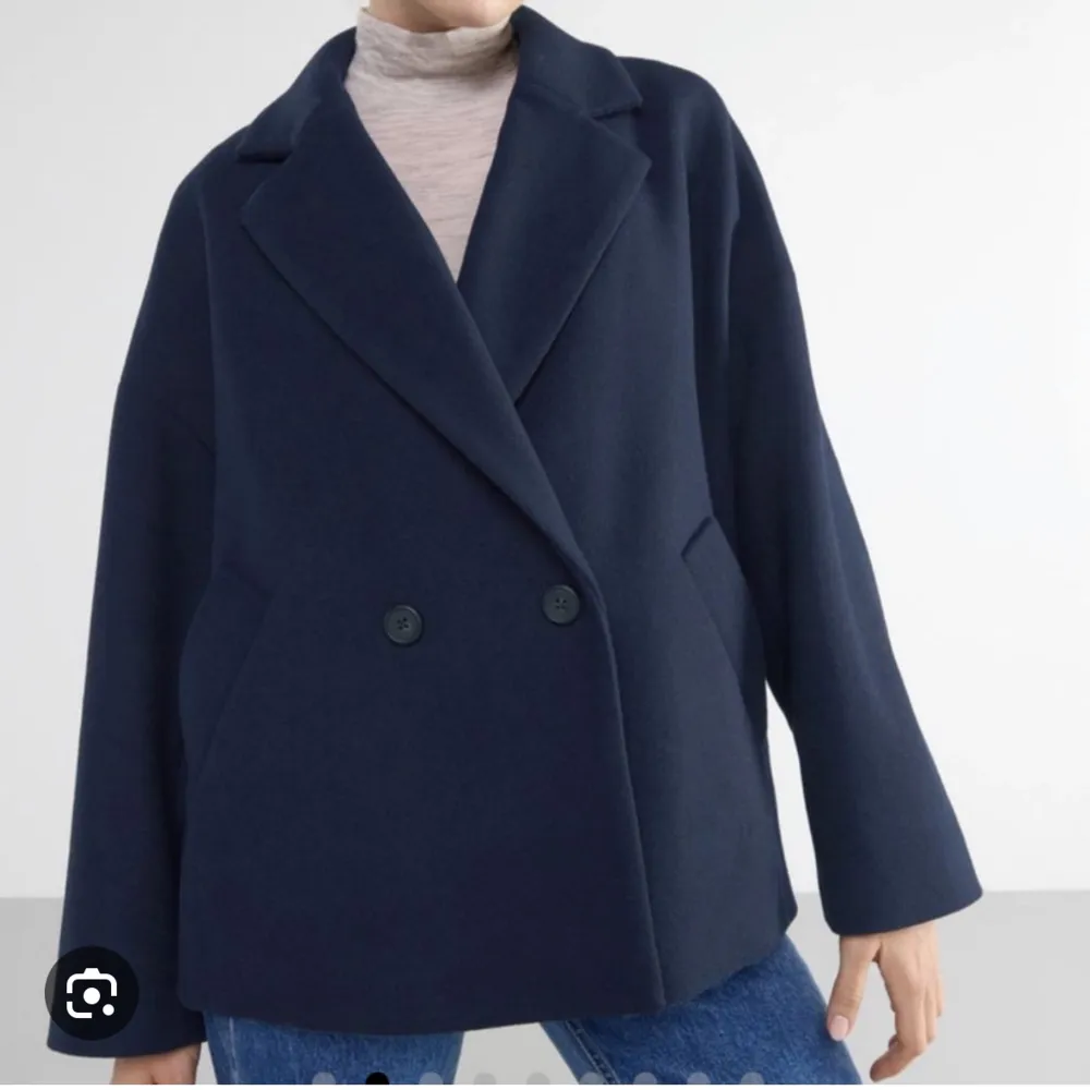 Lånad bild!!🤗 Säljer min fina blåa kappa från Lindex. Köpt för 999kr och är slutsåld överallt. Den är i väldigt bra skick och passar mig som har S.🍁💙. Jackor.