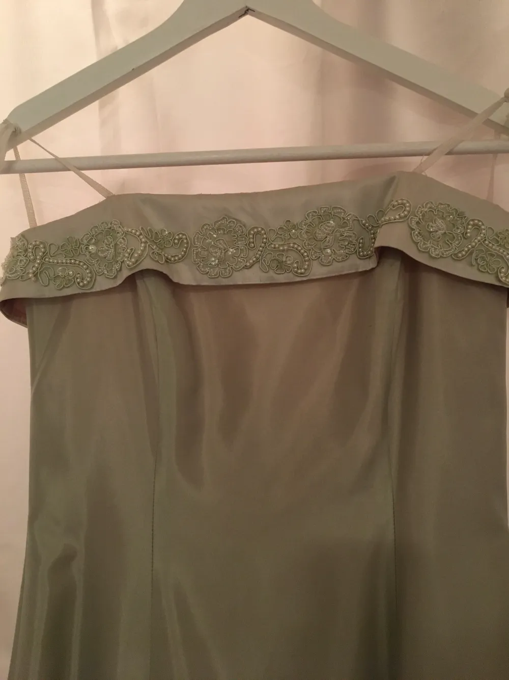 simpel dock vacker sagegrön balklänning med fina detaljer! endast använd en gång som man ser på sista bilden!. Klänningar.