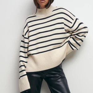 Randig stickad tröja  - Köpt för typ ett år sen, använd max tre gånger. Ser ut som ny 