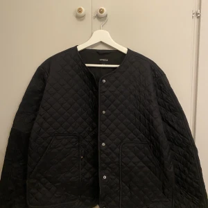 Dunjacka  - Säljer denna superfina dunjacka från Lindex. Använd en gång, är i stl m men sitter som s💗💗
