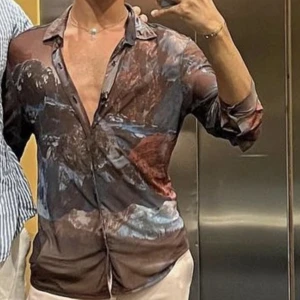 Stretchig skjorta  - Stretchig skjorta av mesh i smal passform med bergstryck. 