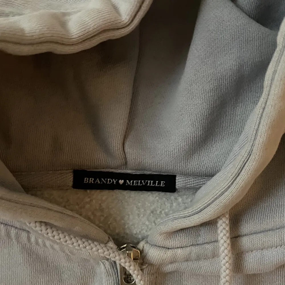 Säljer den här hoodie från brandy Melville eftersom den inte kommer till användning. Står inte vilken storlek det är men skulle säga att den sitter som en S.💗. Hoodies.